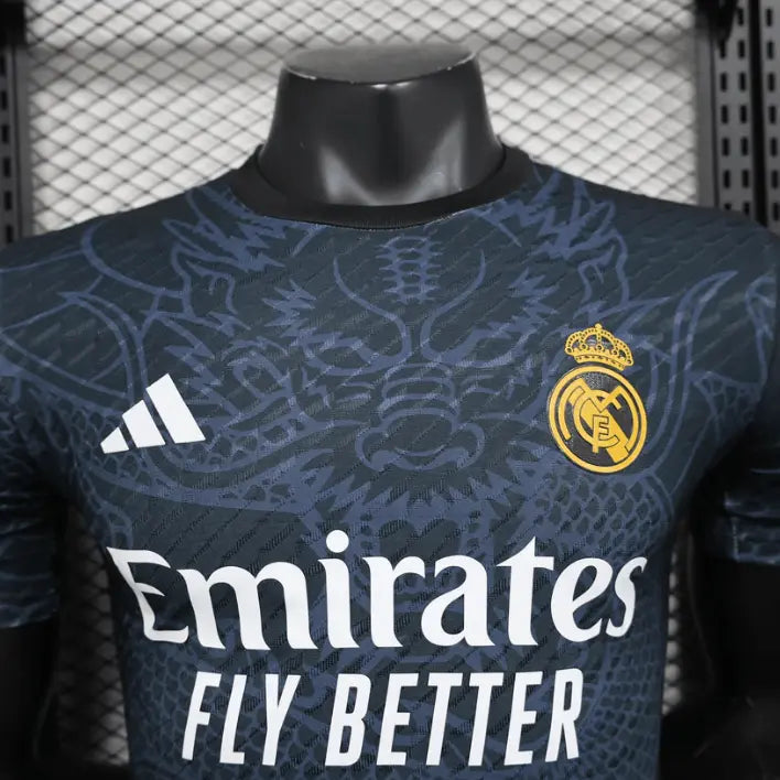 Real Madrid Trikot in Weißer Drachen-Edition