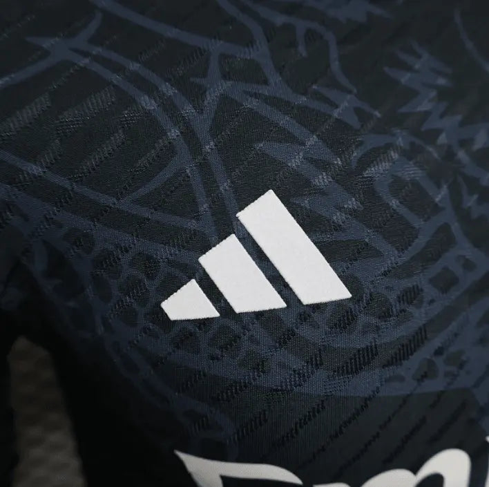 Real Madrid Trikot in Weißer Drachen-Edition